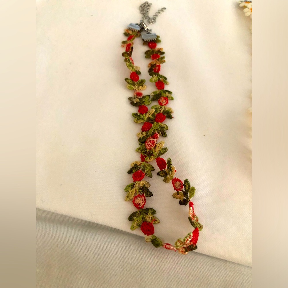 Brand new never worn fabric Lacey choker